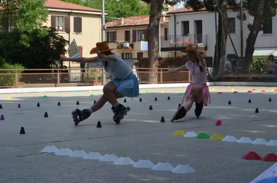 Due atlete del Verona Skates A.S.D. che eseguono un difficile passo di Classic Freestyle Slalom Coppia in allenamento.