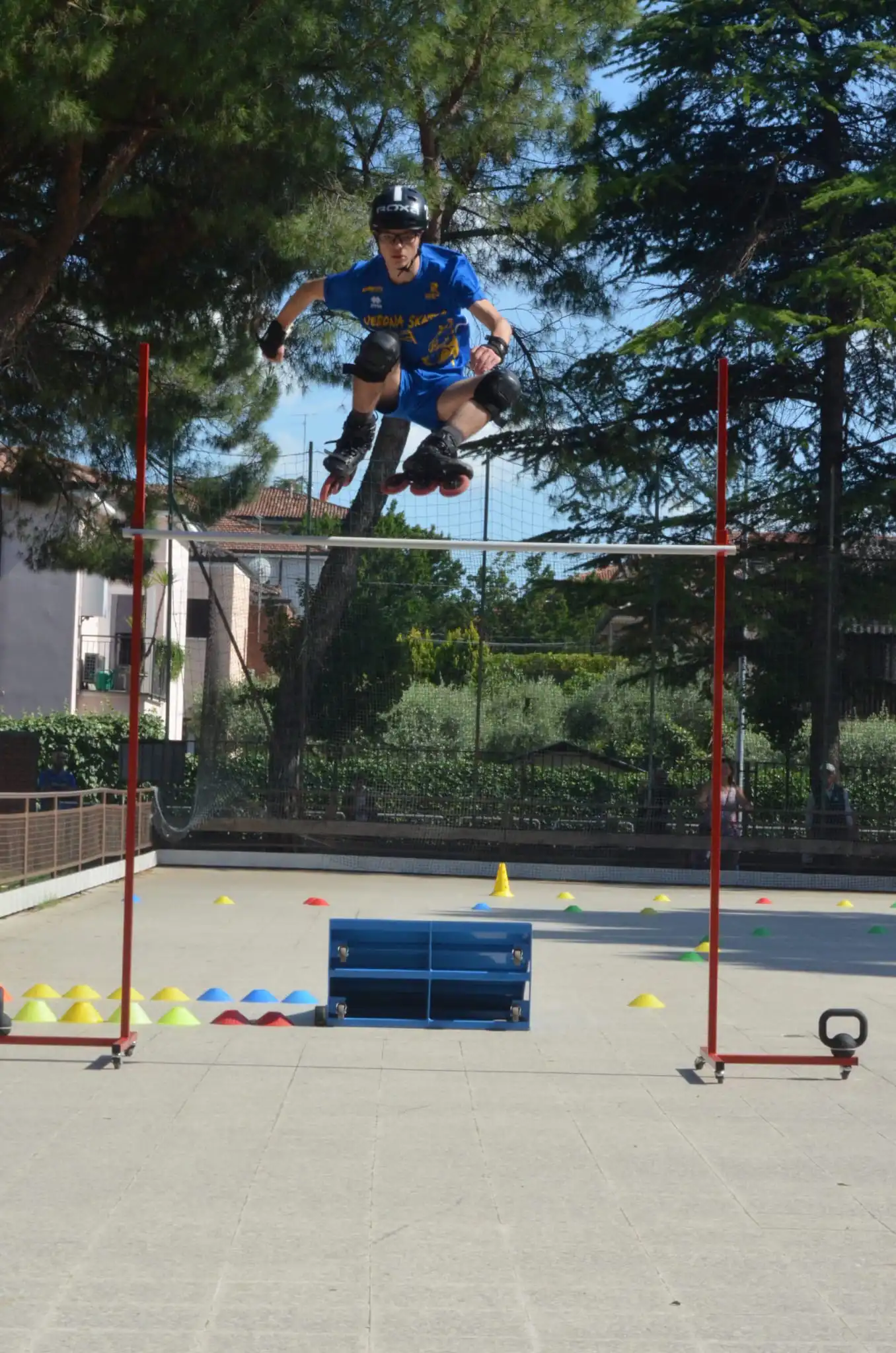 Atleta del Verona Skates A.S.D. che esegue un salto di High Jump presso la piastra da allenamento