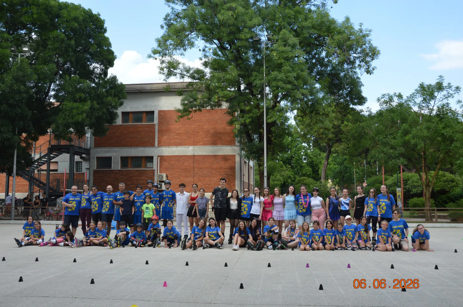 Gruppo pattinaggio Verona Skates A.S.D. disposti su due file con la maglietta giallo-blu con il logo della società.